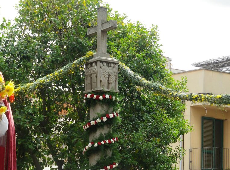 Festa de la Santa Creu i l'arbre maig a Terrassa